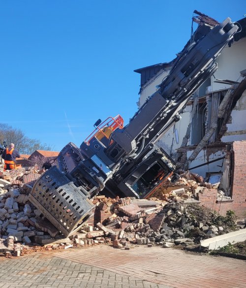 Bagger bei Abbrucharbeiten eingebrochen