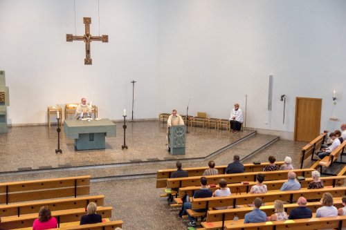 Pfarrer Pöttering dankt Weihbischof Wübbe.