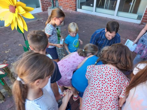  | Die Kinder beim Blumenzwiebel Setzen vor dem Rathaus