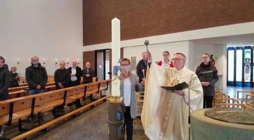 Pfarrer Pöttering entzündet das erste Mal die Osterkerze
