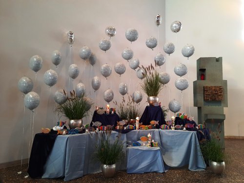 Der Tisch zur Erstkommunion mit 34 Luftballons.