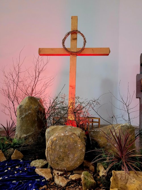  | Spelle: Kreuz mit Dornenkrone am Karfreitag in der kargen Felsenlandschaft, die seit dem 1. Fastensonntag in der Kirche aufgebaut ist