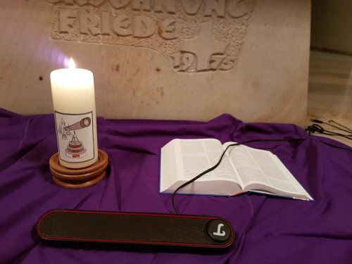 Die Lautsprecher, Bibel und Kerze als Symbole für die diesjährigen Frühschichten vor Weihnachten