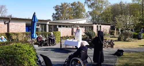 Segnung der Osterkerze im Garten des St. Johannesstifts in Spelle durch Pastor Scholz