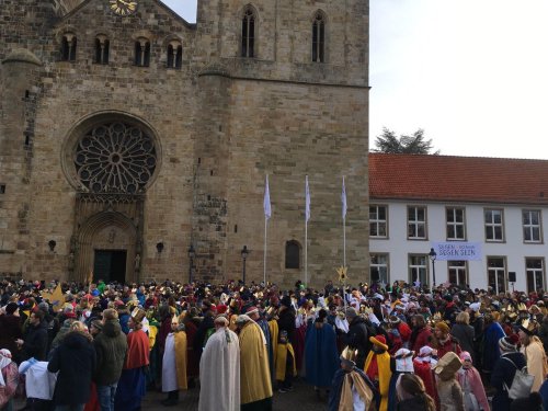 Aufstellen vor dem Dom