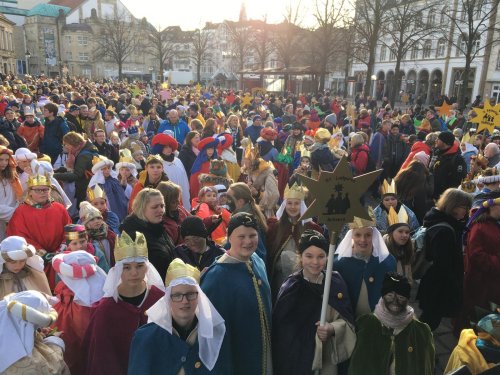 Buntes Vorprogramm auf dem Platz vor der Bühne