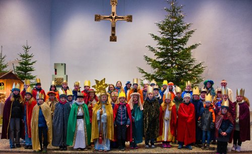 Sternsinger Spelle, vor der Krippe und dem Weihnachtsbaum kunstvoll aufgestellt | Foto: Wolfgang Brinkmann