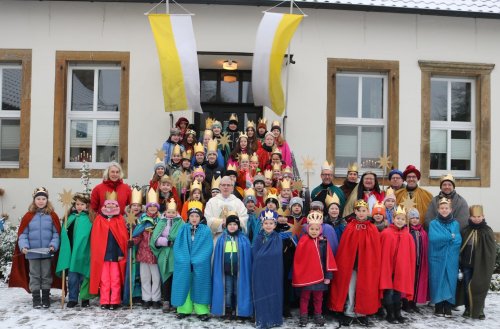 Sternsinger Venhaus, die ihren Weg im Schnee begannen