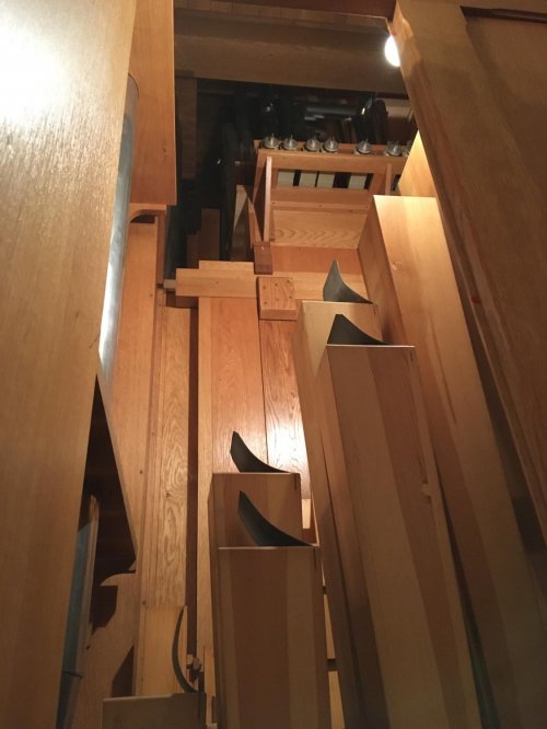 Riesige meterhohe Pfeifen stehen im Innern der Orgel.