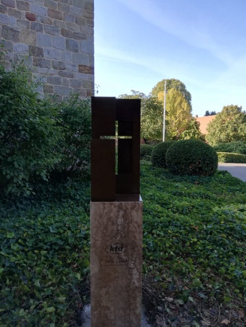 Stele zum 100jährigen Jubiläum im September 2019 vor der Kirche errichtet.