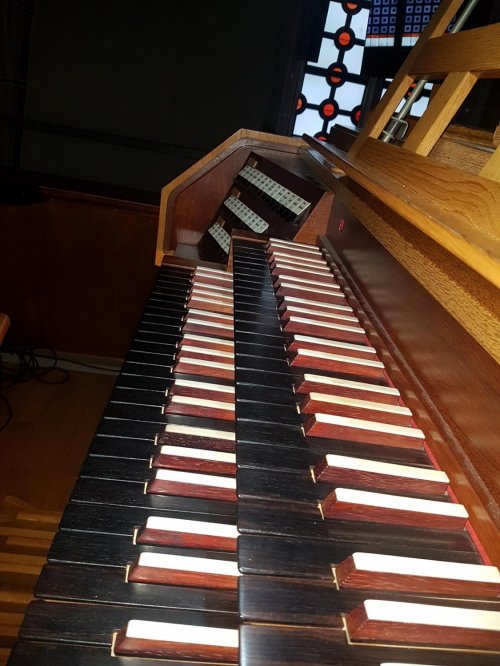 Klaviatur der zweimanualigen Orgel